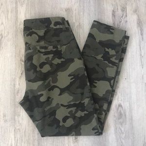 Ladies Old Navy Pixie Pant in Green Camo sz 2